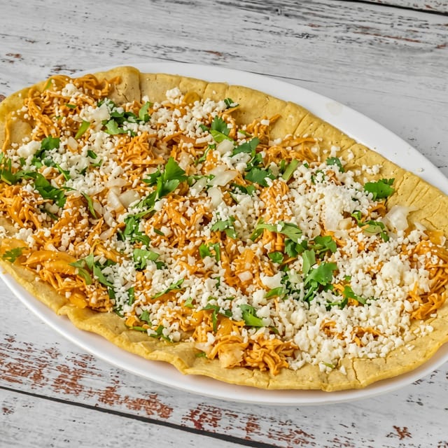 Huarache con Un Guiso.