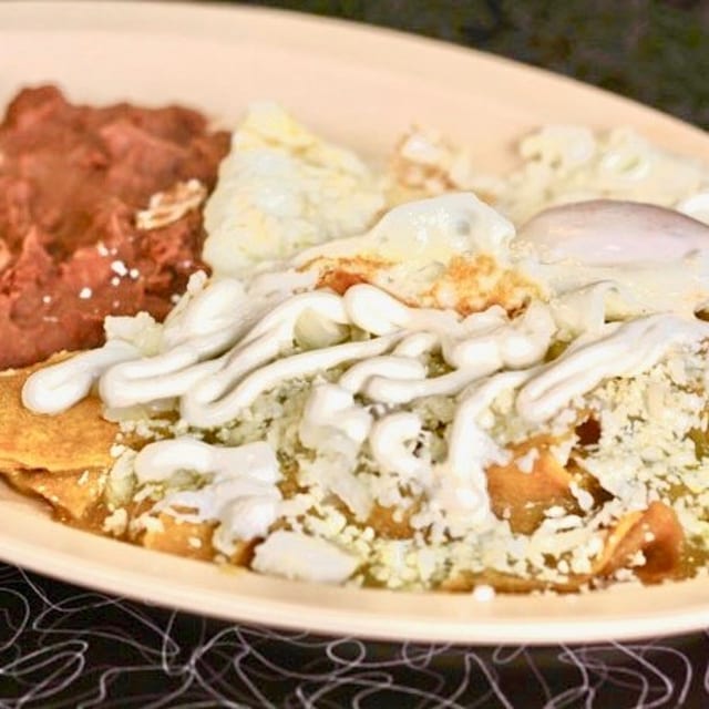 Chilaquiles con Huevo y Guiso.